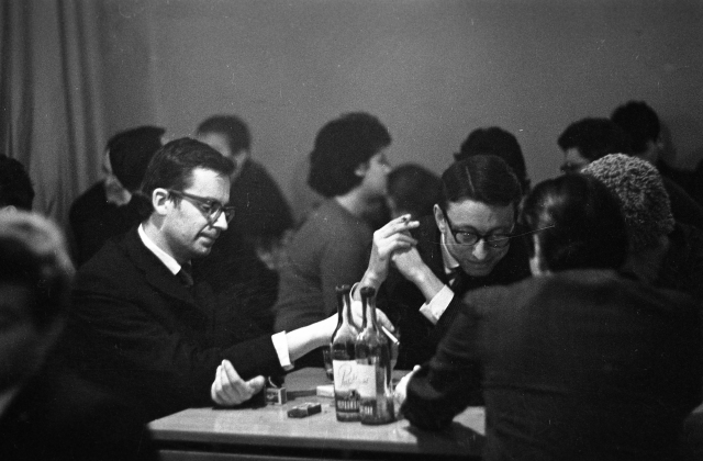 Džiazo klubo koncertų klausytojai: kairėje – dailininkas Eugenijus Cukermanas, dešinėje architektas Tadas Baginskas, 1963–1964