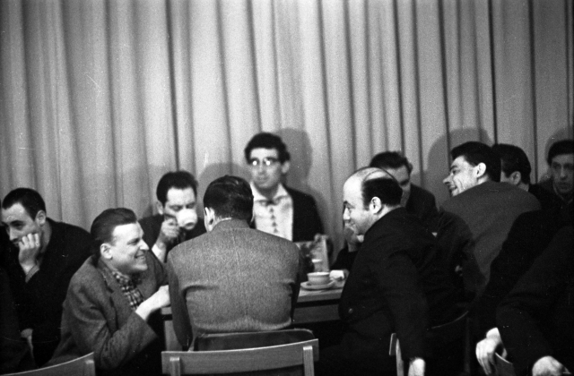 Džiazo klubo koncertų klausytojai: kairėje – kompozitorius Vygandas Telksnys, dešinėje – Benjaminas Gorbulskis, 1963–1964