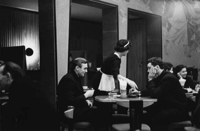 „Neringos“ kavinėje, 1966. Algimanto Kunčiaus nuotrauka