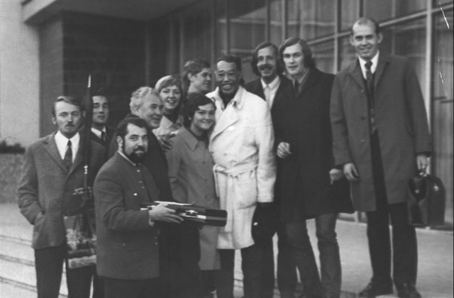 Po Duke'o Ellingtono koncerto Minske, 1971. Centre: Duke'as Ellingtonas, Janina Miščiukaitė. Iš asm. Jono Snieškos archyvo